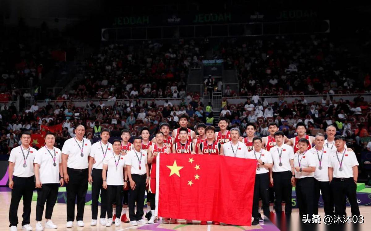 荷甲赛程吃紧；山东男篮国际比赛日外线爆发；压力陡增；身体对抗强度拉满(山东男篮最新赛程)